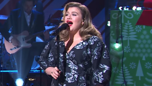 Kelly Clarkson’s Kids Joined Her Onstage During Vegas Show, And Fans Have All The Feels