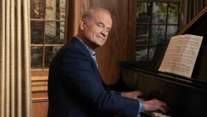 Frasier Revival Reveals New Cast Members And Kelsey Grammer’s Rerecorded Theme Song, And Now We Know When It’ll Premiere