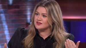 Kelly Clarkson Had A Wardrobe Malfunction While Performing, And She Handled It Like Only She Could