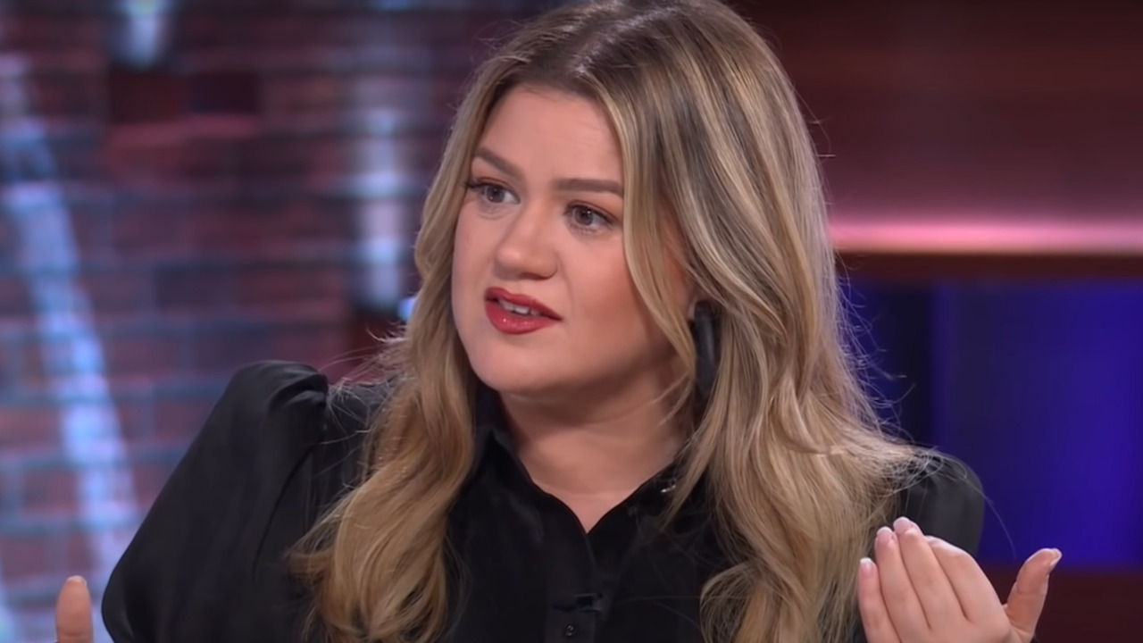 Kelly Clarkson Had A Wardrobe Malfunction While Performing, And She Handled It Like Only She Could