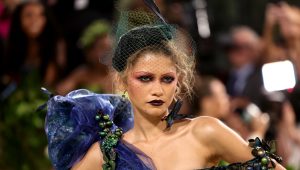 Zendaya Showed Up At The Met Gala In A Sleek Peacock-Colored Dress With A Bird Accessory, And I’m So Glad She Finally Returned To The Event