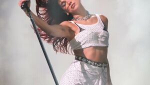 Dua Lipa Just Wore A T-Shirt As A Skirt, And It’s One Summer Look I Can’t ‘Wrap’ My Head Around